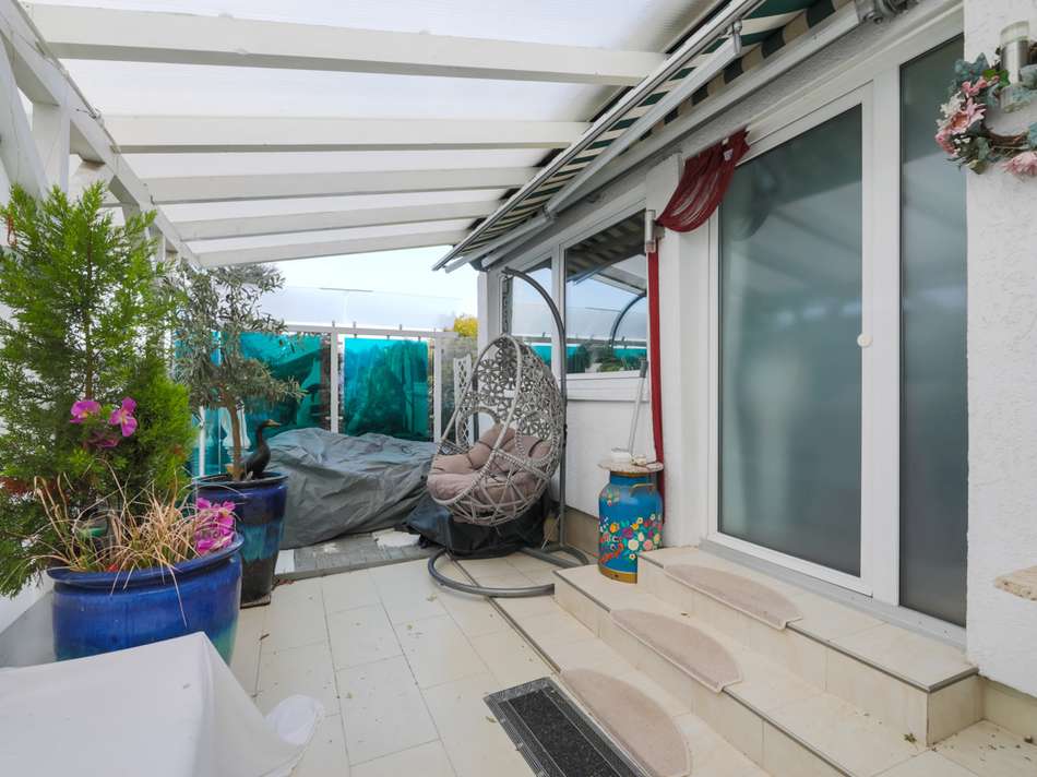Überdachte Terrasse EG