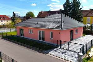 Familienglück pur: Moderner Bungalow mit Garten, Sonnenterrasse und Wärmepumpe (Energieklasse A) – Bachstraße 6b, 6766 Bitterfeld-Wolfen – Vorschaubild 1