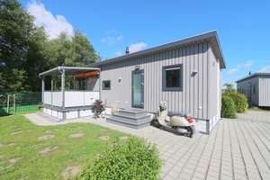 Modernes ca. 45m² Chalet Bj. 2023 am Lensterstrand | Erstwohnsitz | Solaranlage | 224m² | Stellplatz – Die vollständige Adresse der Immobilie erhältst du vom Anbieter., 23743 Grömitz – Vorschaubild 1