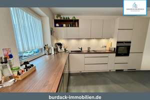 Großzügiges Wohnerlebnis: Design-Küche, Echtholzparkett & zwei Balkone