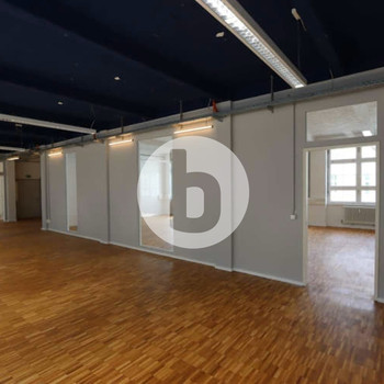 Lichtdurchflutete Loft-Flächen mit Loungebereichen in Kreuzberg
