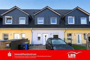 Modernes Zuhause am grünen Ufer