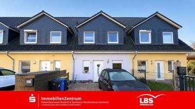 Modernes Zuhause am grünen Ufer