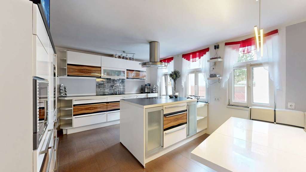 Immobilie in Pegau - Großzügiges Wohnhaus mit Hof, Garagenanlage und Ausbaupotenzial - Bild 4