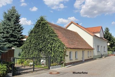 Landwirtschaftliche Hofstelle - Einfamilienhaus nebst Land- und Forstwirtschaftsflächen
