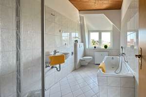 Frisch saniert mit Dachterrasse, Einbauküche, Wanne und Dusche