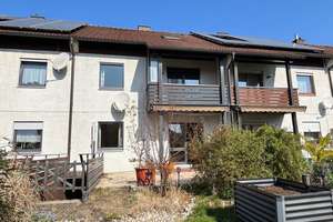 Familienfreundliches Reihenhaus mit Garage und Freiplatz in Schwandorf – Die vollständige Adresse der Immobilie erhältst du vom Anbieter., 92421 Schwandorf – Vorschaubild 1