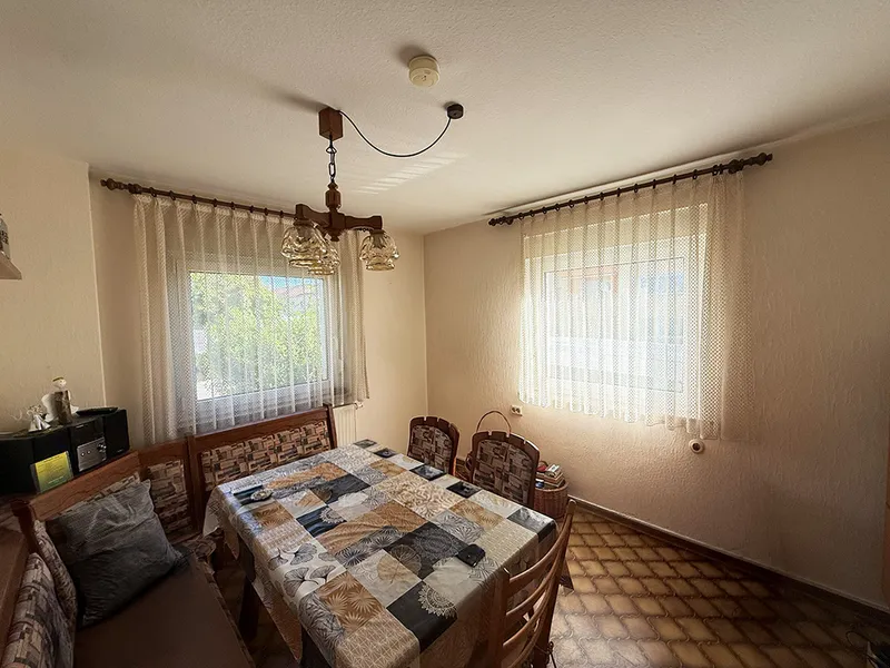 2-Family House – Asperg – PV-Anlage & 3 Garages - 3