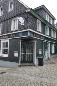 DAS TOR ZUR LENNEPER ALTSTADT, Eigennutz oder Anlage