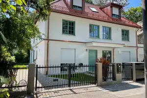 Sonnige, top-ausgestattete DG-Wohnung in kleiner Wohnanlage mit Putzservice – Alte Allee 27, 81245 München – Vorschaubild 2