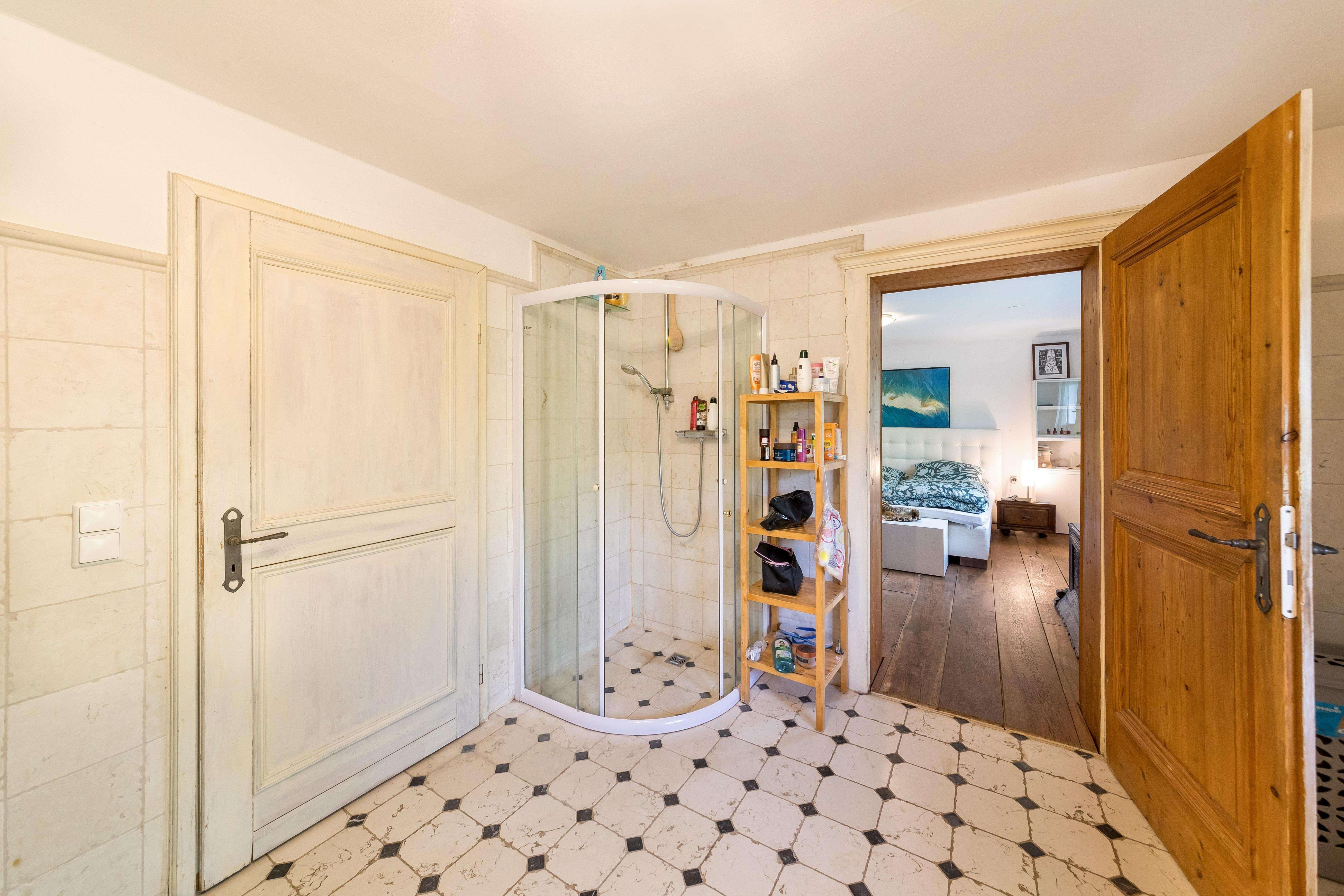 Immobilie in Weyarn - Idyllisch gelegenes Bauernhaus mit viel Wohnfläche
 - Bild 2