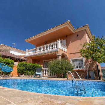Freistehendes Haus mit Pool am Strand von Cubelles, Urbanisation LA GAVIOTA