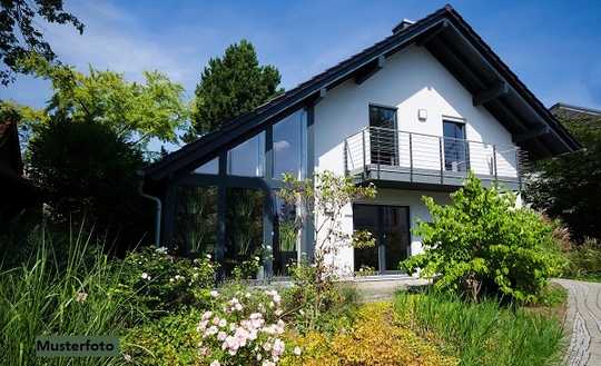 Freistehendes Einfamilienhaus nebst Garten und überdachtem Schwimmbad