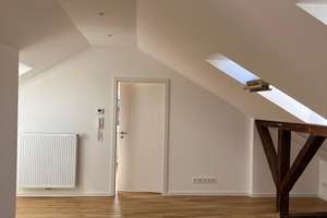 Moderne Dachgeschoss-Wohnung mit Ausblick