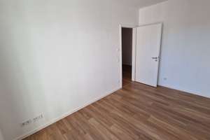 Helle 3-Zimmer-Wohnung mit Balkon, Einbauküche und Fußbodenheizung in Berlin – In den Alboingärten 27, 12103 Schöneberg, Berlin – Vorschaubild 2