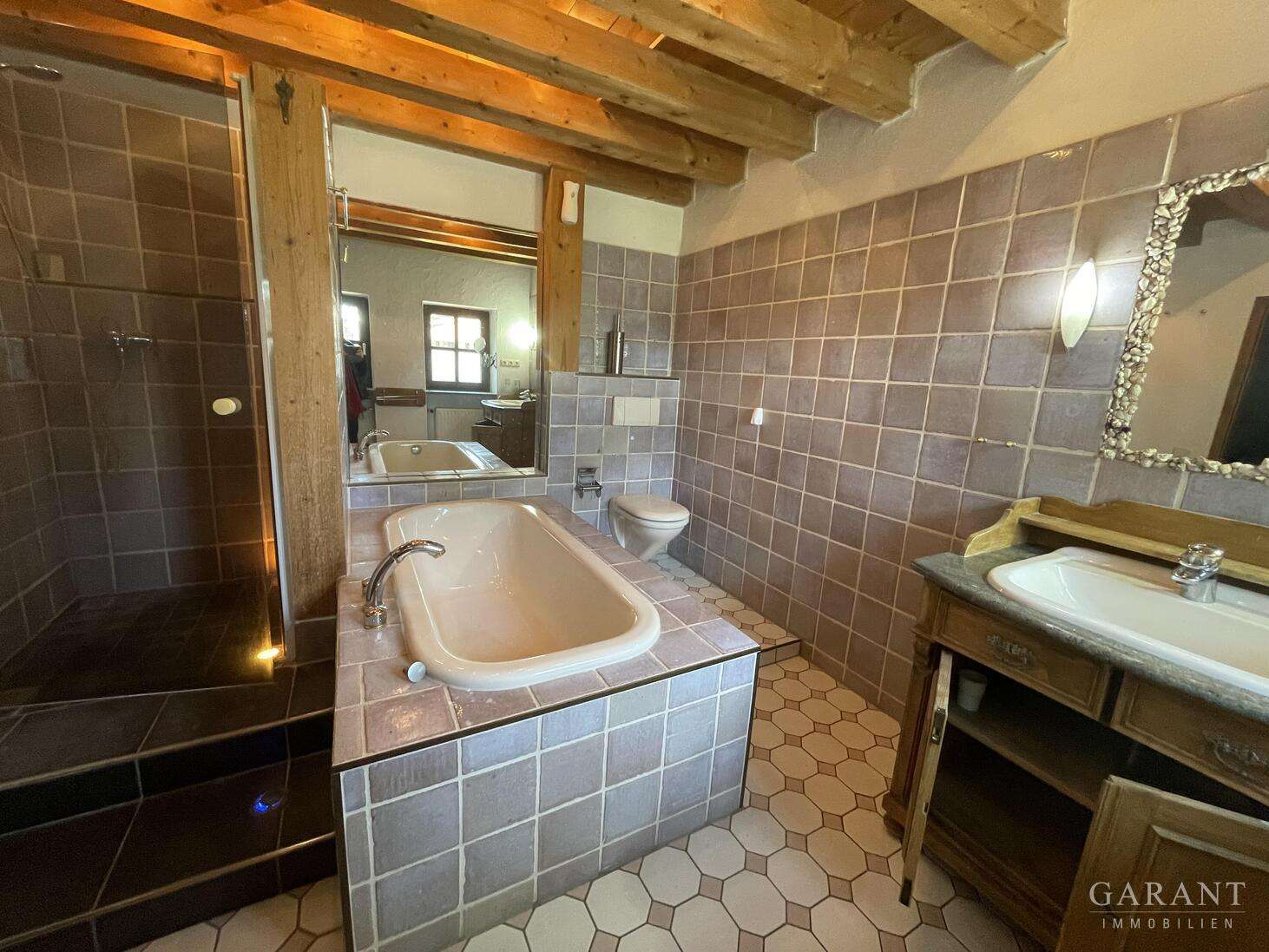 Immobilie in Saaldorf-Surheim - Historisches Bauernhaus mit Ausbauchance: Viel Platz zum Wohnen, Arbeiten und Wachsen - Bild 1