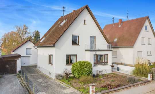 Solides Einfamilienhaus mit Garten, großer Garage und Entwicklungspotenzial