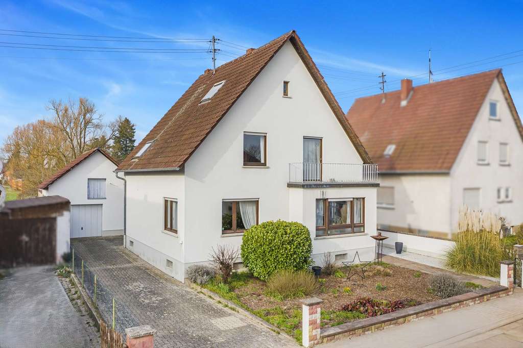 Immobilie in Lustadt - Solides Einfamilienhaus mit Garten, großer Garage und Entwicklungspotenzial - Bild 0