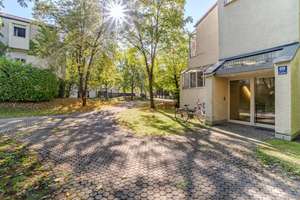 Ruhige 2-Zimmer-Erdgeschosswohnung mit geschützter Ostterrasse in München-Bogenhausen – 81925 Oberföhring, München – Vorschaubild 2