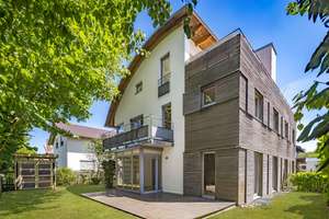 In ruhiger Gartenlage: Familiengerechte Haushälfte mit vier Schlafzimmern und Dachterrasse