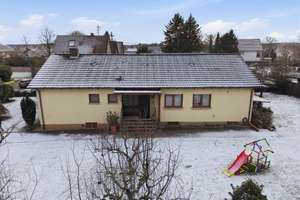Attraktiver und großzügiger Bungalow mit Garten, Garage und Carport in Kapsweyer – Die vollständige Adresse der Immobilie erhältst du vom Anbieter., 76889 Kapsweyer – Vorschaubild 2