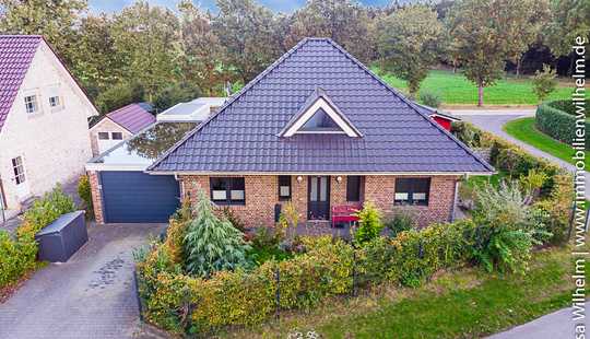 Bild von Neuwertiger ausgebauter Bungalow mit zwei Carports und Whirlpool in Neusustrum