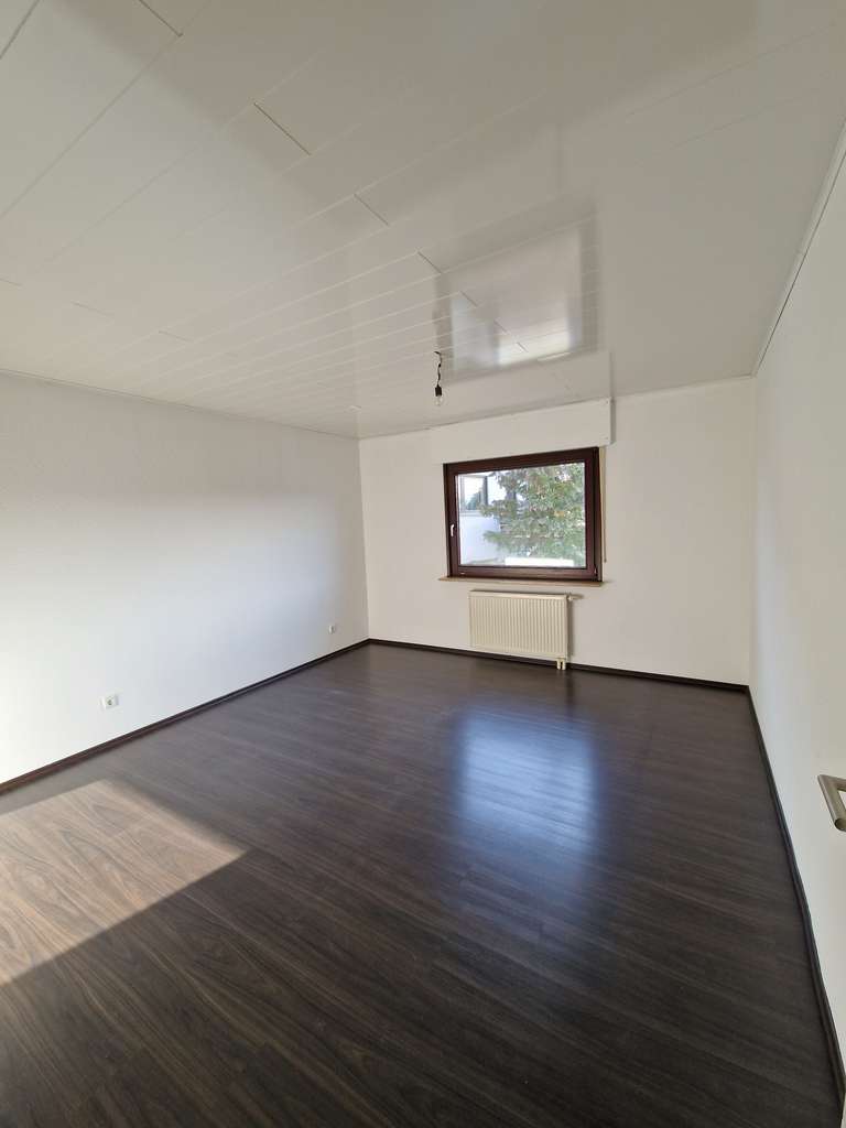 Immobilie in Stockstadt - helle 4-Zimmer Wohnung mit Stellplatz in Stockstadt am Rhein - Bild 1