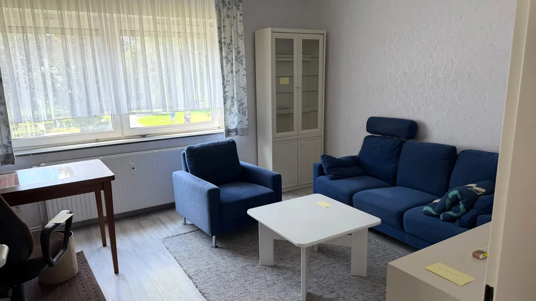 Gepflegte 3- Zimmer- Wohnung mit Einbauküche in Salzgitter- Lebenstedt – Wohnzimmer