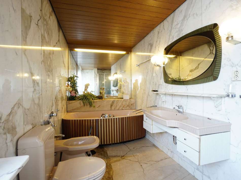 Bad mit Dusche und Wanne