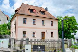 Besonderes Wohnhaus mit Charme – ehemaliges Gemeindehaus, vielseitig nutzbar – Die vollständige Adresse der Immobilie erhältst du vom Anbieter., 92281 Königstein – Vorschaubild 1