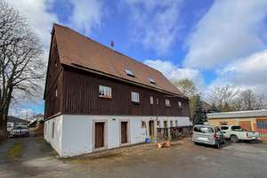 Gepflegtes Bauernhaus inkl. Schuppen samt Garten, 2 Garagen und Freistellplätzen