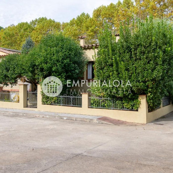 Charmantes Haus am Fluss in Sant Llorenç de la Muga, ideal als Wohnsitz oder Tourismusprojekt!