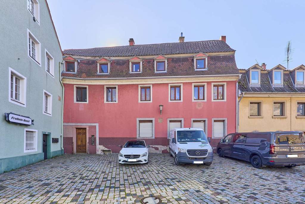 Immobilie in Heidelberg - Denkmalgeschütztes 7-Parteienhaus – Kapitalanlage mit klar definiertem Sanierungspotenzial - Bild 0