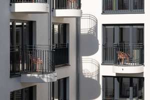 Vollmöbliertes Design-Apartment mit Balkon im Szenekiez von Friedrichshain!  – Kreutzigerstraße 14, 10247 Friedrichshain, Berlin – Vorschaubild 2