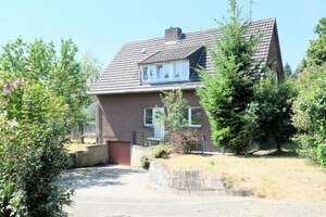 Charmantes Zweifamilienhaus mit Garten, Garage und freiem Feldblick