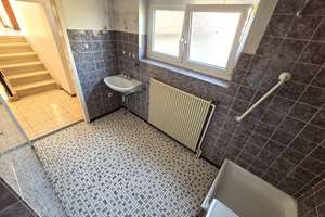 FAMILIENHAUS MIT 5 ZIMMERN, KÜCHE MIT GROßER VORRATSKAMMER, KLEINER GARTEN UND TERRASSE... – Die vollständige Adresse der Immobilie erhältst du vom Anbieter., 76228 Grünwettersbach, Karlsruhe – Vorschaubild 12