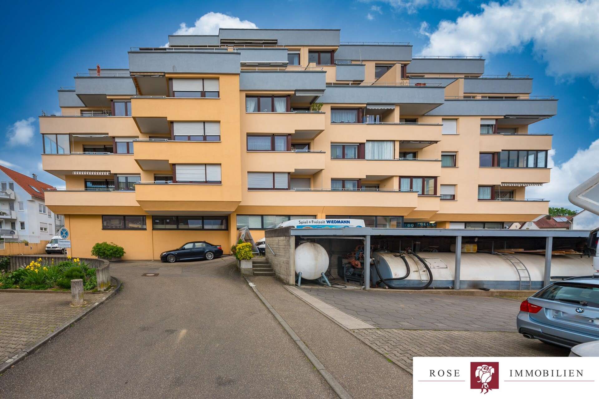 Aussichtsreiche 3,5 Zimmer Penthousewohnung mit großer Terrasse und TG-Platz in zentraler Lage, Rems Murr Kreis – Bild 3