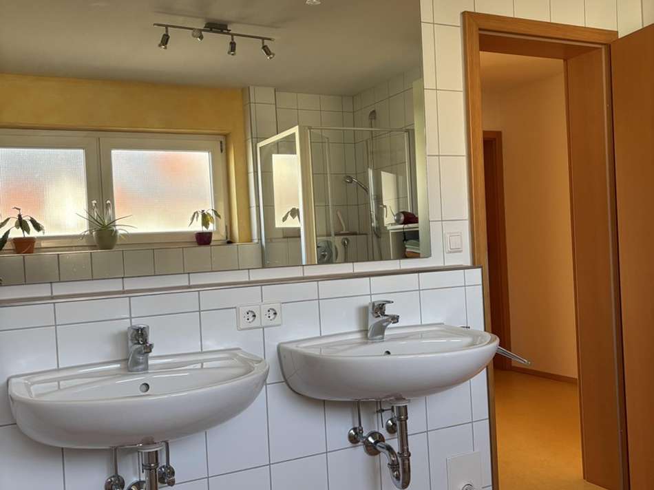 OG-Bad: 2 Waschbecken + WC