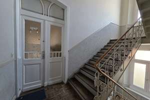VERMIETETE 3-ZIMMER-ALTBAUWOHNUNG MIT BALKON IN VERKEHRSGÜNSTIGER LAGE VON WIESBADEN – Die vollständige Adresse der Immobilie erhältst du vom Anbieter., 65197 Rheingauviertel / Hollerborn, Wiesbaden – Vorschaubild 2