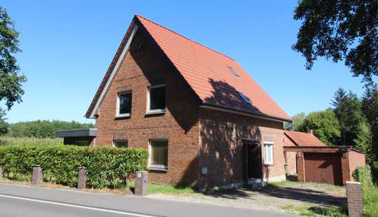 Bild von Großes Wohnhaus mit Nebengebäude und großem Grundstück