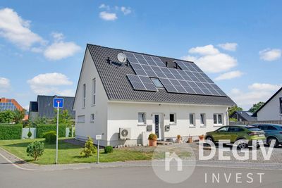 Neuwertiges Zweifamilienhaus kaufen und attraktive Miete erhalten.