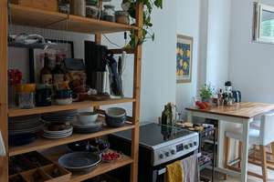 Lichtdurchflutete 1-Zi-Wohnung in Kreuzkölln ab 01.11.26 NACHMIETER | MÖBELÜBERNAHME ERFORDERLICH – Die vollständige Adresse der Immobilie erhältst du vom Anbieter., 12047 Neukölln (Ortsteil), Berlin – Vorschaubild 2