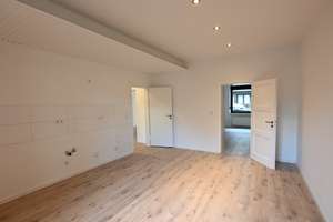 WG-GEEIGNET: 2-Zimmer-Wohnung mit hohen Decken und neuem Tageslichtbad – Grupellostraße 16, 40210 Stadtmitte, Düsseldorf – Vorschaubild 2