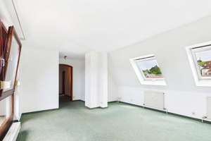 Über den Dächern von Untertürkheim: Wohnung mit Loggia und Weitblick auf die Weinberge! – 70327 Untertürkheim (Ortsteil), Stuttgart – Vorschaubild 8