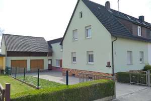 Doppelhaushälfte mit Ausbaupotenzial in bevorzugter Lage – mit Garten & Doppelgarage – Die vollständige Adresse der Immobilie erhältst du vom Anbieter., 75045 Walzbachtal – Vorschaubild 1