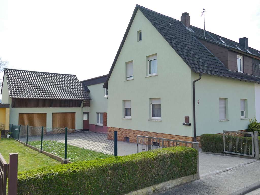 Immobilie in Walzbachtal - Doppelhaushälfte mit Ausbaupotenzial in bevorzugter Lage – mit Garten & Doppelgarage - Bild 0