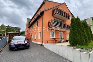 Charmante Doppelhaushälfte mit Einliegerwohnung, 4-Stellplatz-Garage und 859 m² Grundstück – Hof – Vorschaubild 1