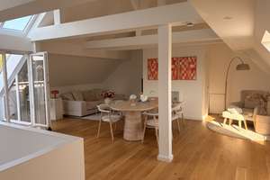 Lichtdurchflutete Maisonette-Wohnung direkt am Schloss Benrath
