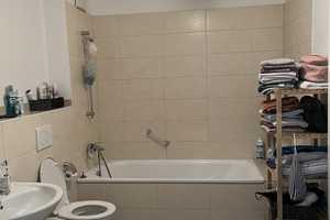 *Trudering* Zimmer mit offener Küche * EBK * Bad mit Wanne * Balkon * Parkett * – Wasserburger Landstr. 8, 81825 München – Vorschaubild 4