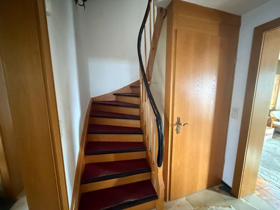 Flur m. Treppenauf- u. -abgang